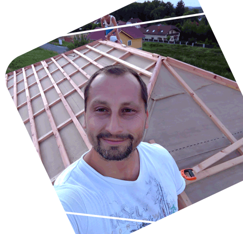 Pavel Papík na rozestavěné střeše