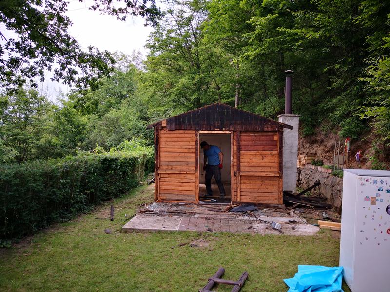 Rozebírání původní chatky