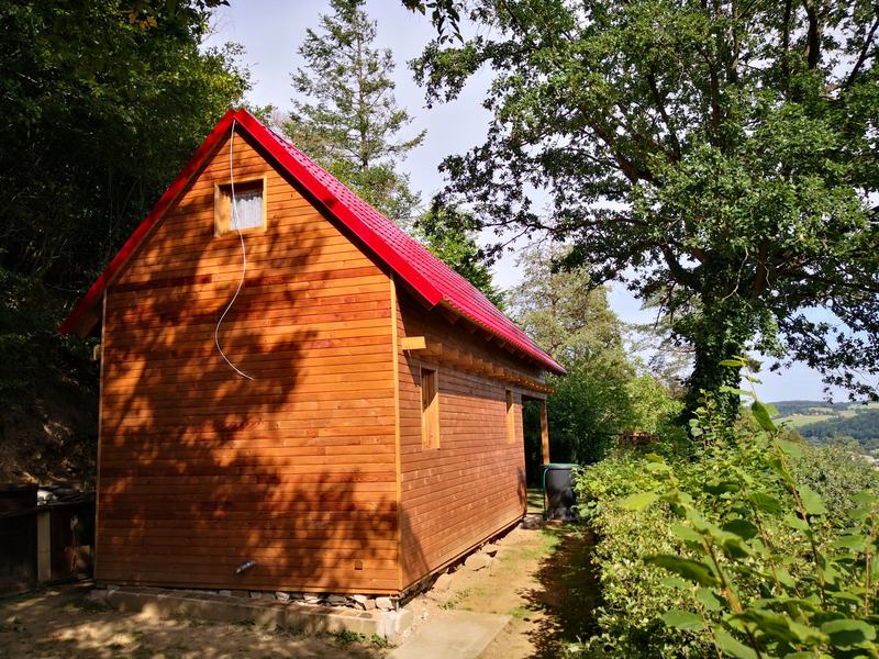 Dokončená chata s červenou střechou