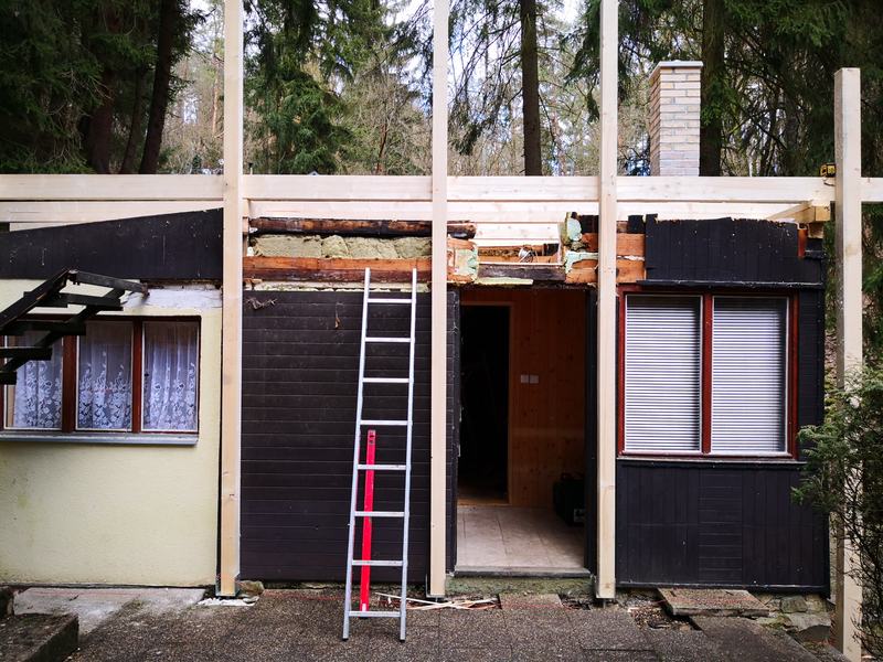 Nová dřevěná konstrukce kolem původní stavby