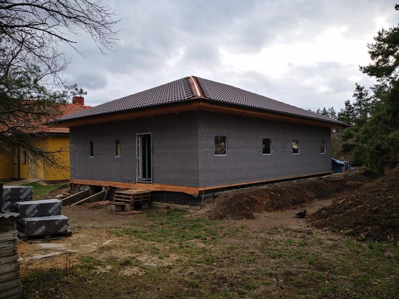 Hrubá stavba pod střechou