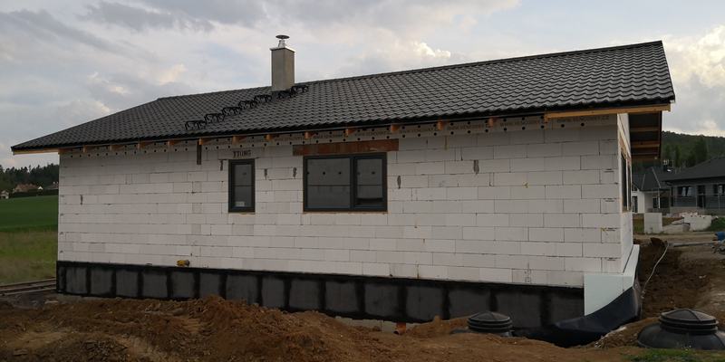Boční strana domu s hotovou střechou