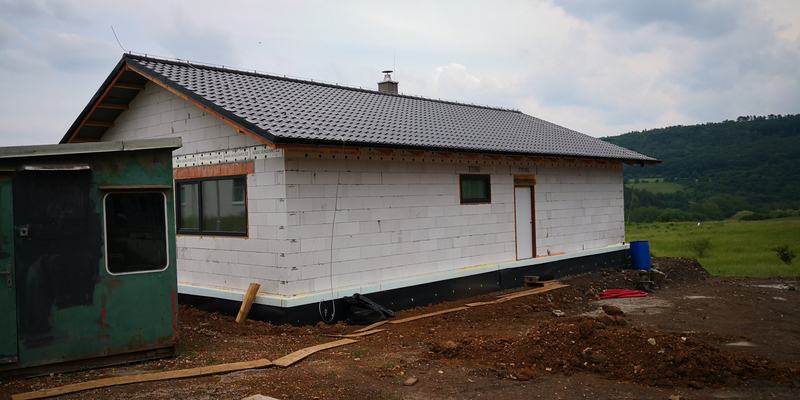 Dům s hotovou střechou a osazenými okny