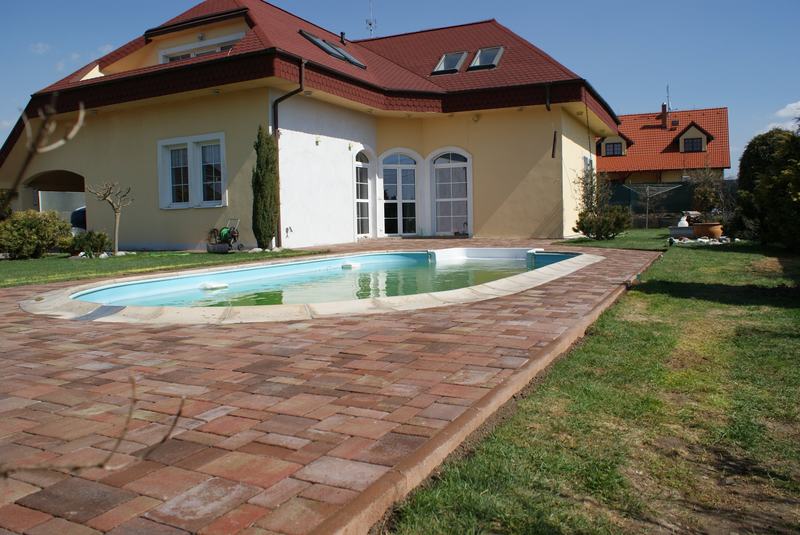 Terasa a bazén před domem