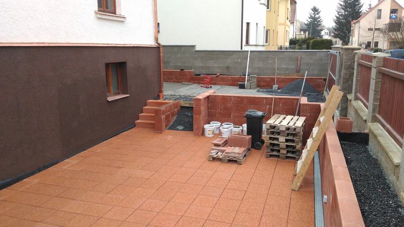 Terasa a schodiště během prací