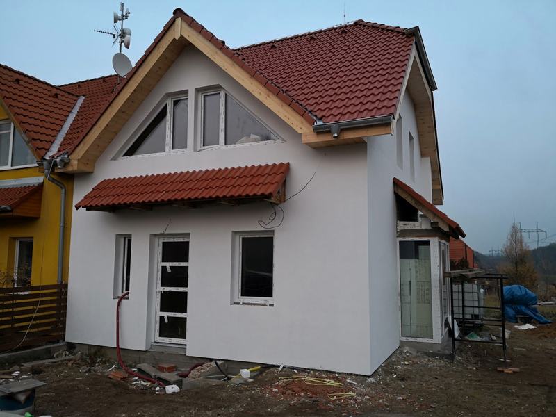 Dokončený dům s omítkovou fasádou