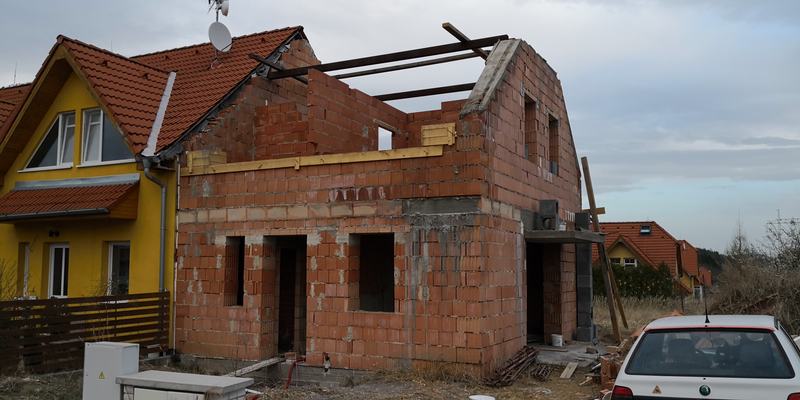 Rozestavěný dům před montáží krovu