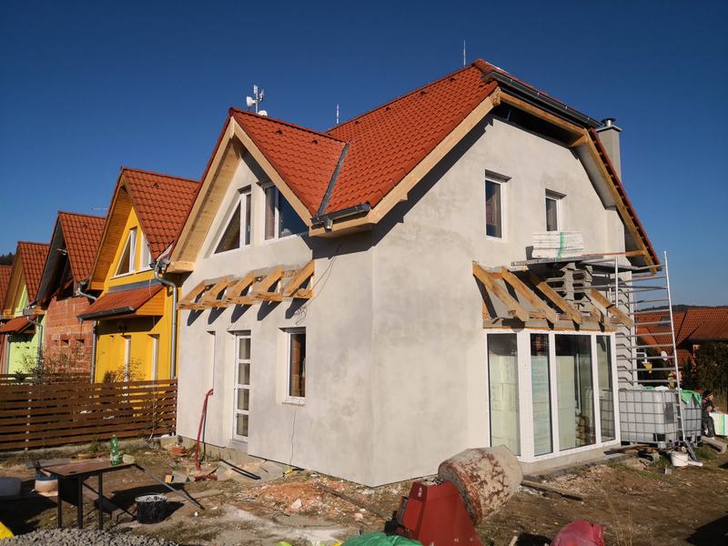 Fasáda před dokončením