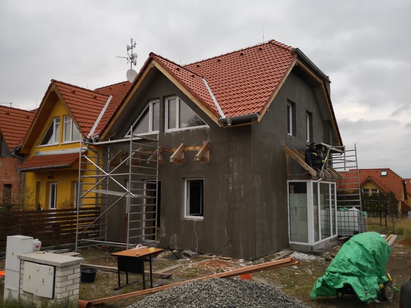 Dům v průběhu fasádních prací