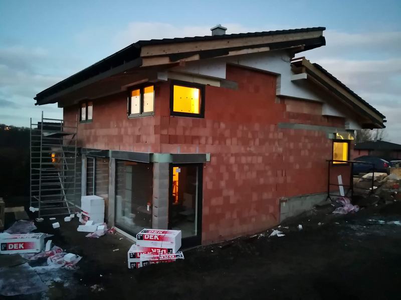 Dům s hotovou střechou ve večerním světle