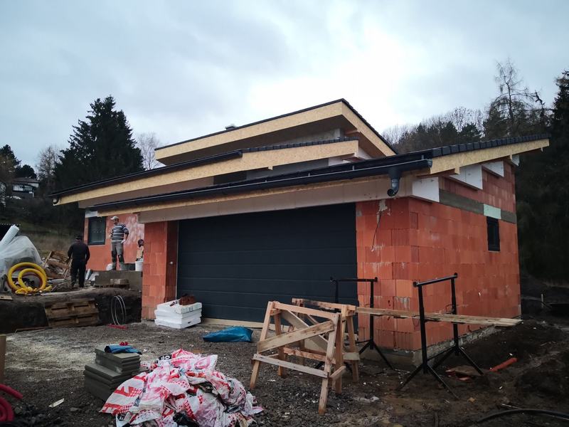 Střecha nad garáží a obytnou částí