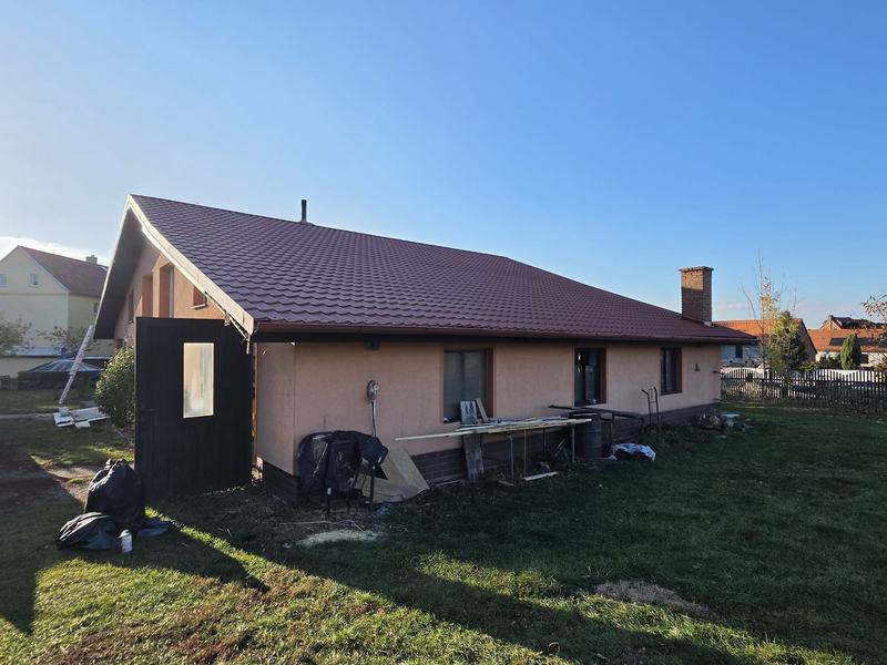 Střecha nad obytnou částí s komínem