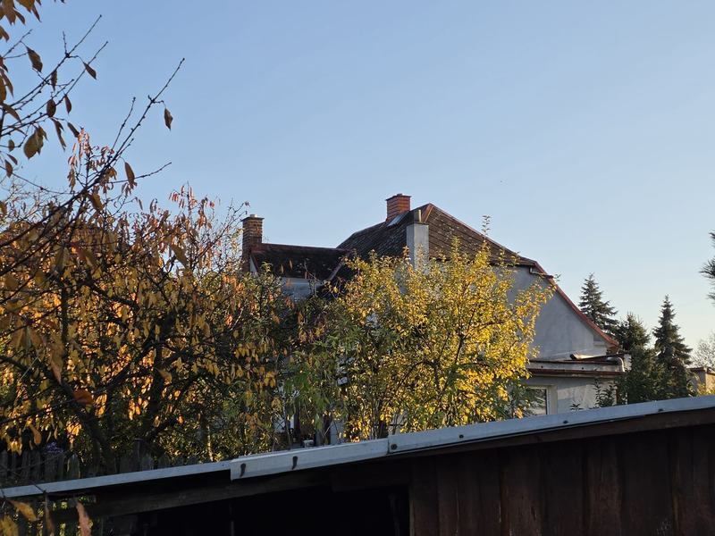 Střecha sousedního domu ve večerním světle
