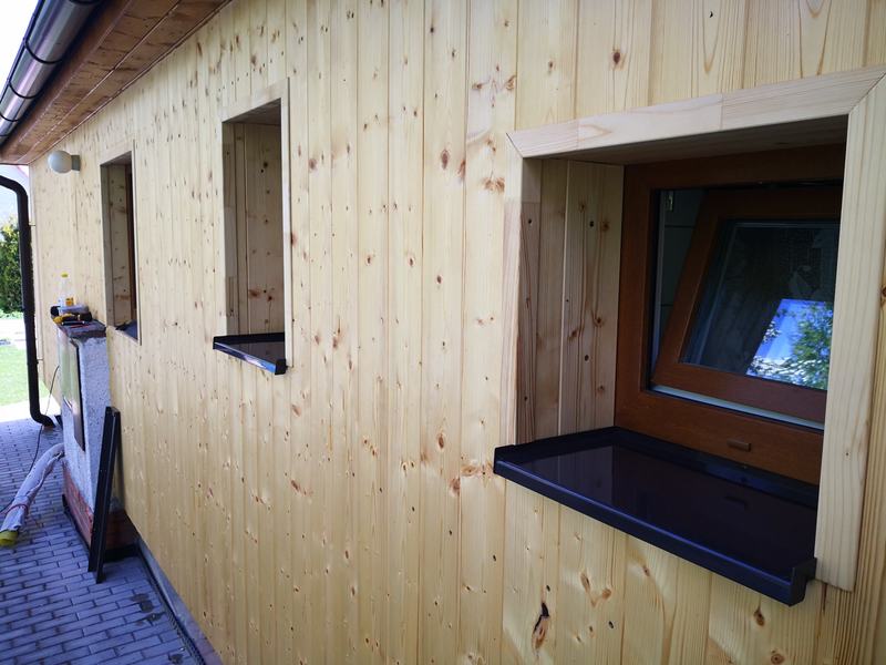 Nová dřevěná fasáda s oplechováním parapetů