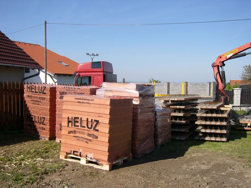 Návoz materiálu na stavbu