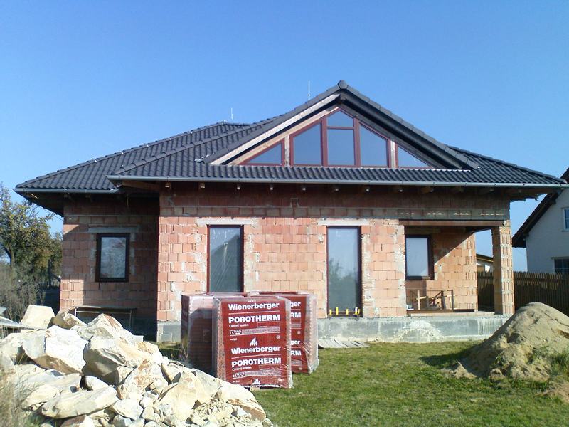Dokončená střecha s prosklenou štítovou stěnou